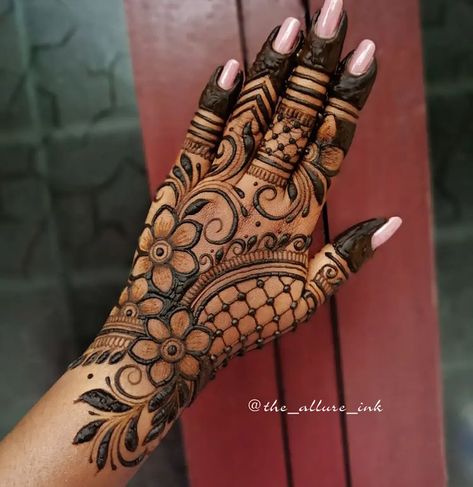 Design Mehendi, Henna Tattoo Design, Beautiful Simple Mehndi Design, Eid Mehndi, Front Mehndi Design, Simple Mehendi Designs, Simple Mehndi Design, Eid Mehndi Designs, Design Henna