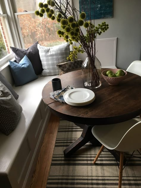 Built In Bench With Round Table, Round Table Banquette Seating, Round Table With Built In Bench, Round Table And Banquette, Bench Seating Round Table, Round Table Built In Bench, Banquette Seating With Round Table, Corner Banquette Round Table, Corner Banquette Seating In Kitchen Cozy