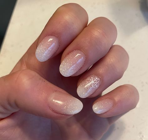 Pink gradient nails with sparkles. Ombré nails White Frost Nails, Winter Icy Nails, Frosted Nails Winter, Frosted Nail Designs, Frosty Nail Designs, Christmas Nails Subtle, Simple Snowflake Nails, Frost Nails, Frosty Nails