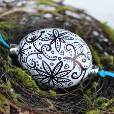 blown egg ornaments! i want to do this so bad! Blown Egg Ornaments Diy, Blown Eggs Decorating Ideas, Easter Religious Crafts, Decorating Eggs, Goose Eggs, Blown Eggs, Easter Scavenger Hunt, Christmas Art For Kids, Our Best Bites