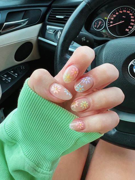 Colourful Daisy Nails, Cute Almond Spring Nails, Clear Flowers Nails, Multi Colored Flower Nails, Nails 2023 Trends Flower, Clear Flower Nail Designs, Oval Daisy Nails, Spring Nails Floral Design, Summer Flower Nails 2023