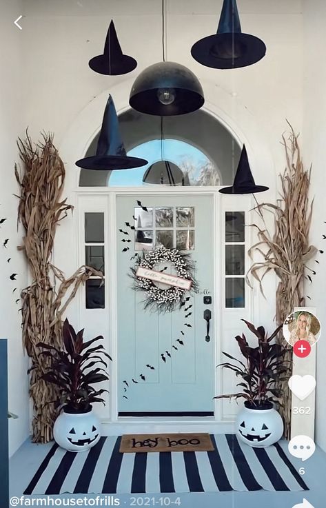 Outdoor Halloween Decorations Ranch House, Tasteful Outdoor Halloween Decor, Elegant Halloween Decor Outdoor, Classy Halloween Exterior Decor, Simple Halloween Exterior Decor, Black Front Door Halloween Decor, Creative Halloween Decorations, Elegant Halloween Decor, Halloween Front Porch Decor