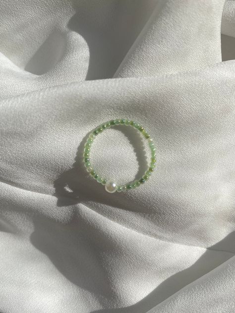 Simple beaded ring with different green tones and a small pearl:) *Pearl not real Beads Jwellary Aesthetic, Cute Seed Bead Rings, Cute Simple Beaded Bracelets, Beaded Jewelry Green, Green Bead Bracelet Ideas, Simple Beaded Rings, Ring Ideas Beads, Beaded Rings Aesthetic, Rings Beaded