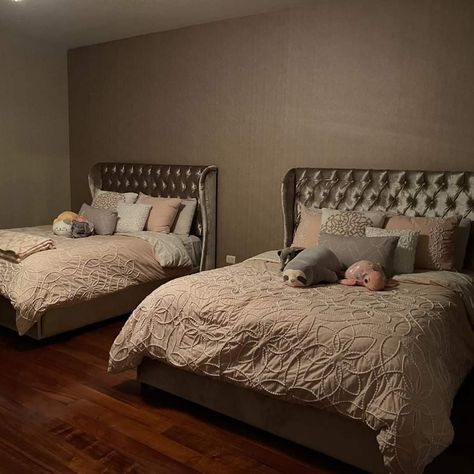 2 Beds One Room Ideas, Room Ideas 2 Beds, 2 Queen Beds In One Room, Two Queen Beds In One Room, Twin Bedroom Decor, Blackbear Singer, Luxury Kids Bedroom, Room Organization Bedroom, Bedroom Design Trends