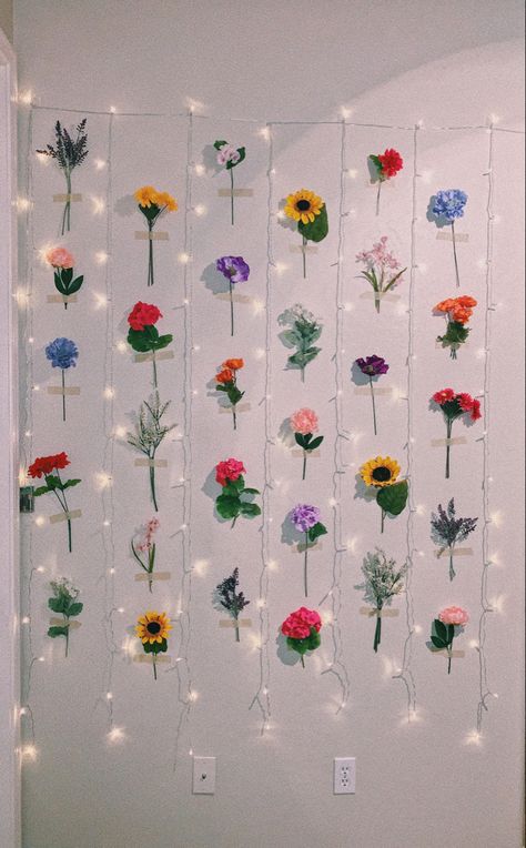 Flower Wallpaper For Bedroom, Bedroom Wall Decor Simple, Hanging Wall Flowers, Easy Party Decoration Ideas, Fake Flowers On Wall, How To Hang Flowers On Wall, Flower Wall Bedroom Room Decor, Flower Themed Bedroom, Room Wall Decor Ideas Diy