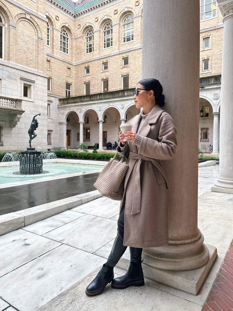 Boston Public Library in the fall // Abercrombie taupe coat petite review + chelsea boots Taupe Coat Outfit, Minimalist Chic Outfit, Taupe Outfit, Sam Edelman Boots, Weather Outfits, Ideal Wardrobe, Boston Public Library, Outfit Formulas, Minimal Outfit