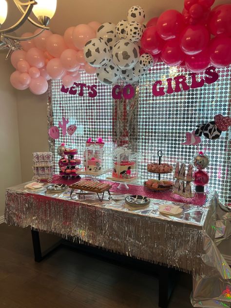 Disco Cowgirl Party Decor Ideas, Shania Twain Birthday Party, Cowgirl Disco Birthday Party, Man I Feel Like I’m One Birthday, Disco Cowgirl First Birthday, Cowgirl Party Food, Space Cowgirl Birthday Party, Monochromatic Party, Cowgirl Decorations