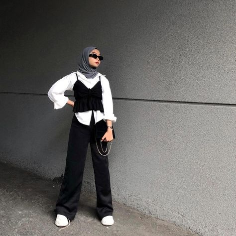 hijabi styles |hijabi fashion |modern hijab fashion |aesthetic hijabi outfits Black And White Outfits Hijab, Black And White Hijab Outfit, Grey Hijab Outfit, Hijab Fashion Aesthetic, White Hijab Outfit, Hijabi Street Style, Aesthetic Hijabi Outfits, Grey Hijab, Aesthetic Hijabi