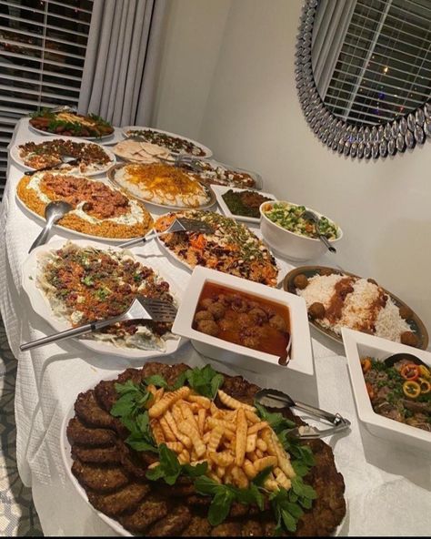 Afghan Food Table, Afghan Breakfast, Food Art Lunch, Afghani Food, Afghanistan Food, Yemeni Food, Afghan Food, Afghan Food Recipes, Amazing Food Platters