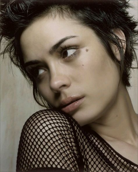 I've always liked Shannyn Sossamon's weird hippie aesthetic. Might grow my hair to this length, see if it's more feminine. Shannyn Sossamon, Razor Cut Hair, Short Celebrities, Crop Haircut, Haircut Styles For Women, New Short Hairstyles, Modern Haircuts, Foto Art, Hair Pictures