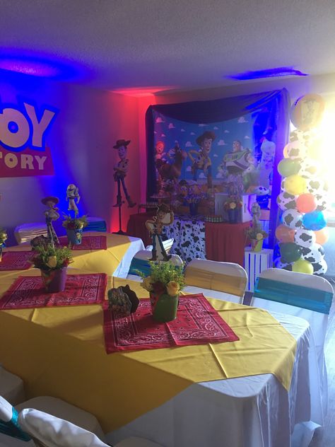 Toy Story Table Clothes, Toy Story Cake Table Decor, Toy Story Birthday Table Decorations, Toy Story Guest Tables, Toy Story Flowers, Toy Story Birthday Set Up, Toy Story Table Setting, Toy Story Birthday Party Table Ideas, Toy Story Party Table Setting