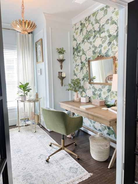 Grandmillennial Style, Pretty Office, Sandberg Wallpaper, Inspire Me Home Decor, Office Makeover, Style Deco, A Desk, Farmhouse Living, Home Office Design