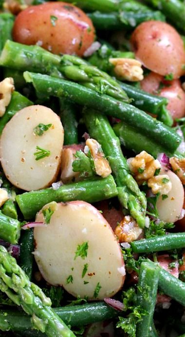 Potato Salad with Green Beans and Asparagus ~ This salad works really well at either room temperature or served cold.  It has a bold, tangy taste thanks to the dijon mustard vinaigrette. Potato Salad With Green Beans, Starch Foods, Green Bean Recipes, Think Food, Veggie Dishes, Bean Recipes, Vegetable Dishes, Summer Salads, Soup And Salad