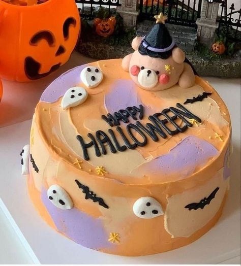 Aesthetic Halloween Cake, Cute Fall Cakes, Halloween Cake Aesthetic, Simple Halloween Cake Ideas, Pastel Halloween Cake, Spooky Birthday Cake, Haloween Cakes, Cute Halloween Cakes, Halloween Themed Desserts