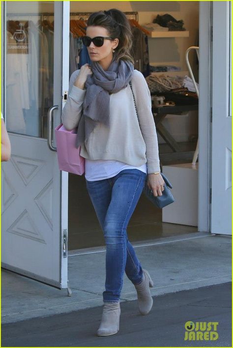 Very Casual. Grey Boots Outfit, Gray Boots, Grey Ankle Boots, Style Rock, Grey Boots, Kate Beckinsale, Looks Chic, 가을 패션, Boots Outfit