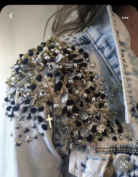 Diy Denim Jacket, Embellished Denim Jacket, Look Jean, Denim Art, Diy Jacket, Custom Jeans, Denim Diy, Embellished Denim, Painted Denim