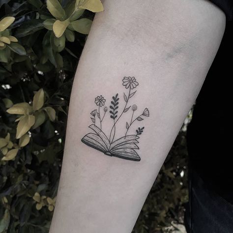 📸 @marjanabruntattoo Book Garden Tattoo, Book With Flowers Tattoo Simple, Books With Flowers Tattoo, Floral Bookish Tattoo, Books And Wildflowers Tattoo, Reader Tattoo Ideas, Booklover Tattoo, Small Book Tattoo, Reader Tattoo