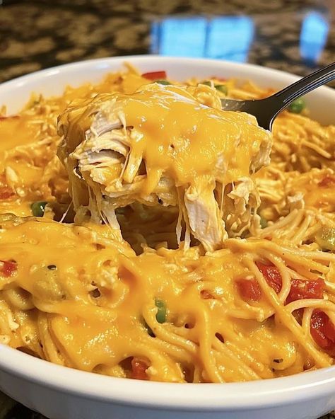 Chicken Spaghetti Velveeta, California Spaghetti Salad Recipe, Chicken Spaghetti With Rotel, Spaghetti With Rotel, Easy Chicken Spaghetti Recipe, Velveeta Rotel, Creamy Chicken Spaghetti, Rotel Chicken Spaghetti, Easy Chicken Spaghetti