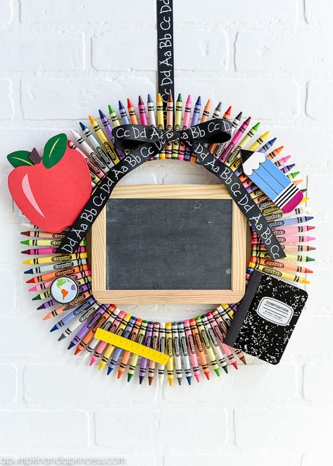 Teaching Decor, Classroom Wreath, Christmas Presents For Teachers, Crayon Wreath, School Wreaths, Handmade Teacher Gifts, Teacher Party, Teacher Wreaths, Diy Crayons