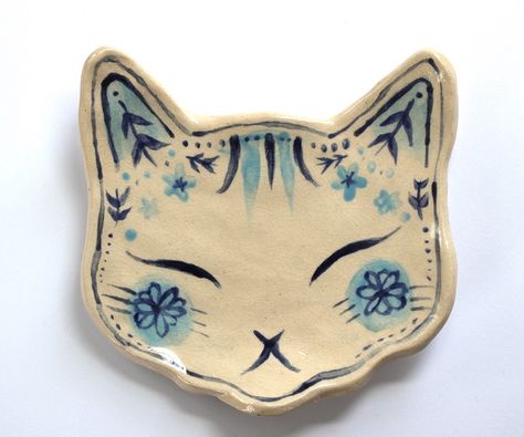 Jewellery Dish, Sculpture Art Clay, Hand Painted Cat, Face Jewellery, Ceramic Artwork, Ceramic Platters, Pottery Crafts, Pottery Classes, Ceramics Pottery Art