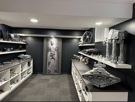 Lego Star Wars Bedroom, Lego Star Wars Display, Display Design Ideas, Lego Displays, Bedroom Office Ideas, Geek Room, Futuristic House, Display Room, Nerd Cave