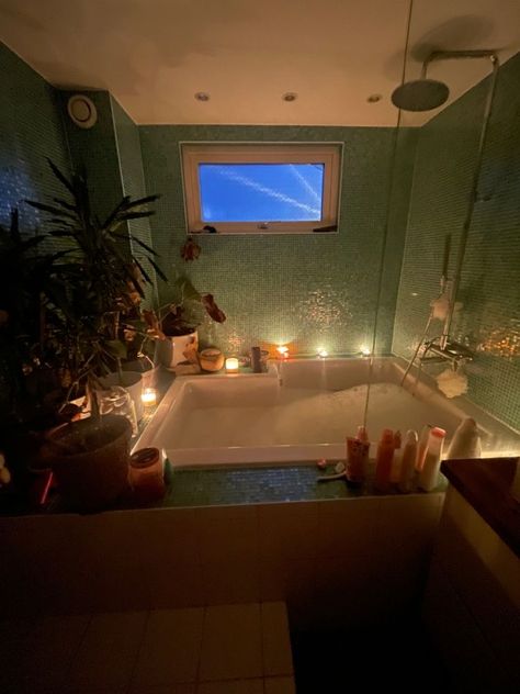 Big Bath Tub Aesthetic, Apartment Decor Idea, Chill Apartment Vibes Kitchen, Bathroom Mood Lighting, Cozy Boho Apartment, Aesthetic Apartment Bathroom, Ethereal Bathroom, Indie Bathroom, Realistic Bathroom