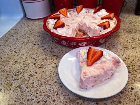 Keto no-bake Strawberry Cream Pie Baked Strawberry Pie, Strawberry Cream Pie, Low Carb Desserts Easy, Strawberry Cream Pies, Strawberry Things, Baked Cakes, Southern Living Magazine, Yummy Deserts, Baked Strawberries