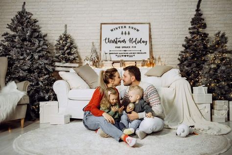 Sofa Christmas Photoshoot, Family Christmas Pictures On Couch, Christmas Morning Family Pictures, Christmas Living Room Photoshoot, Couch Christmas Mini Session, Couch Christmas Pictures, Living Room Christmas Photo Shoot, Studio Family Christmas Photos, Indoor Christmas Photoshoot Families