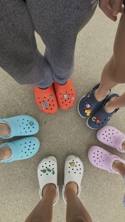 Sandal Crocs, Crocs Aesthetic, Crocs With Charms, Crocs Fashion, Croc Charms, Crocs Shoes, Pretty Shoes, Slip Ons, Women Girl