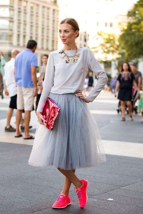 Abbinare le sneakers alla gonna in Inverno - Gonna in tulle con sneakers e maglione Ny Fashion Week Street Style, Tule Rok, Gonna In Tulle, Skirt Tulle, Athleisure Trend, Tulle Midi Skirt, Nyfw Street Style, Ny Fashion, Street Style Chic