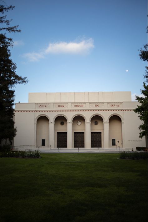 Pomona College Claremont Mckenna College, College Building, Pomona College, Grad Pictures, Tote Design, Liberal Arts College, Grad Pics, Liberal Arts, School Architecture