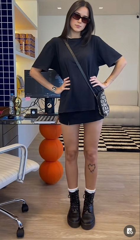 Outfits With Black Mini Skirt Casual, Black Mini Skirt And Tshirt Outfit, Tshirt And Miniskirt Outfit, Mini Skirt Tshirt Outfit, Black Tshirt Outfit Aesthetic, Short Silk Skirt Outfit, Short Skirt Outfits Summer, Short Black Skirt Outfit Summer, Black Mini Skirt Outfit Summer Casual