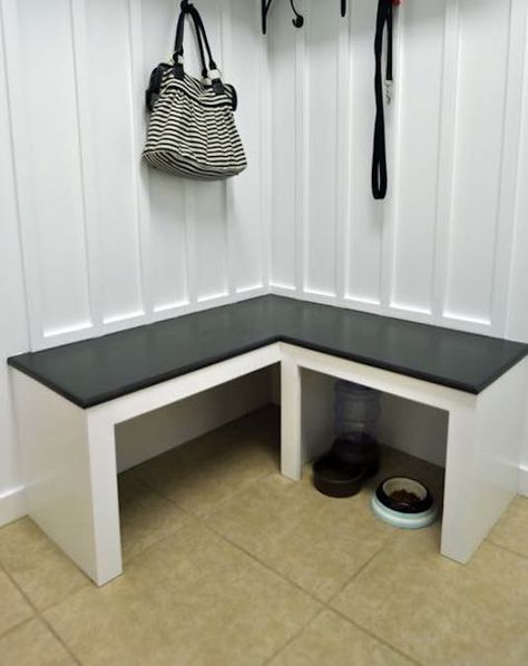 Mudroom Corner Bench – Free Woodworking Plan.com Corner Entryway Bench, Mudroom Corner, Rustic Farmhouse Fireplace, Foyer Storage, Diy Entryway Bench, Mudroom Bench Cushion, Diy Storage Bench, Diy Mudroom Bench, Corner Bench