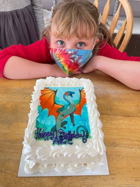 Birthday cake featuring an image of a dragon from the Wings of Fire book series Wings Of Fire Cake Ideas, Wings Of Fire Birthday Cake, Wings Of Fire Cake, Fire Cake, Dragon Cake, Dragon Girl, Fire Book, Fire Food, Dragon Puppet