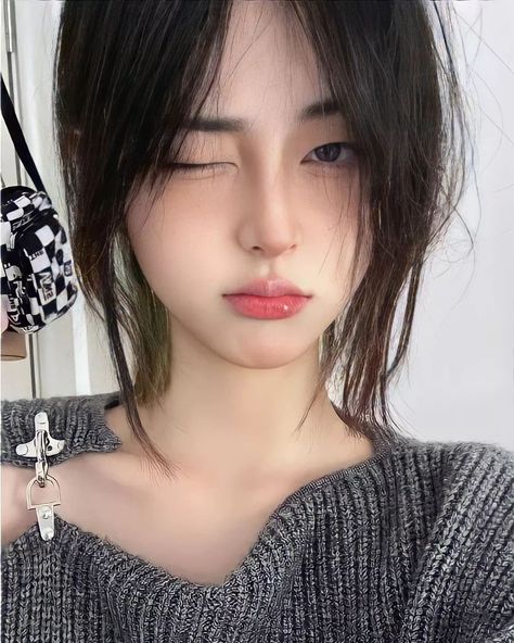 Korean Poses, Aesthetic Faces, Justina Xie, Hiding Face, Outfits Girl, Girls Natural Hairstyles, Ethereal Makeup, Chinese Hairstyle, Natural Hairstyles