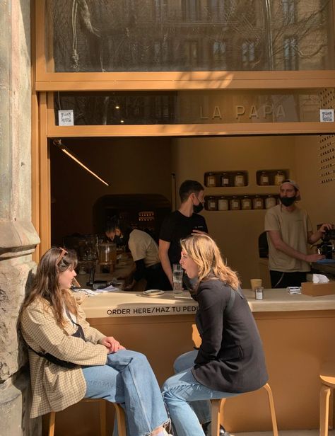 Brooklyn Coffee Shop Aesthetic, People In Cafe Aesthetic, Friends Cafe Aesthetic, People At Cafe, Friends At Cafe, Spain Cafe, Cafe Italy, Cafe With Friends, Barcelona Lifestyle