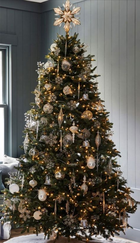 Christmas Tree Colour Scheme, Christmas Tree Inspo, Gold Christmas Tree Decorations, Pretty Christmas Decorations, Christmas Tree Decorating Themes, Minimalist Christmas Tree, Pre Lit Christmas Tree, Elegant Christmas Trees, Pencil Christmas Tree