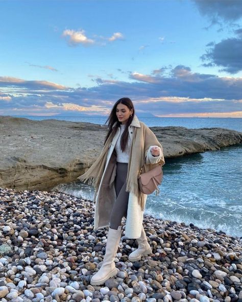 Winter Beach Outfit, Fashion Hijab Style, Winter Vacation Outfits, Winter Beach, Bella Hadid Outfits, Muslim Outfits Casual, Hijab Aesthetic, Stylish Winter Outfits, Muslimah Aesthetic