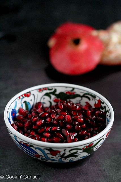 How to: Seed a Pomegranate by Cookin' Canuck #howto #pomegranate by CookinCanuck Pomegranate Smoothie, Guacamole Recipe Easy, Power Smoothie, Easy Guacamole, Pear Salad, Candied Pecans, Inflammatory Foods, Pomegranate Seeds, Diet Meal Plans