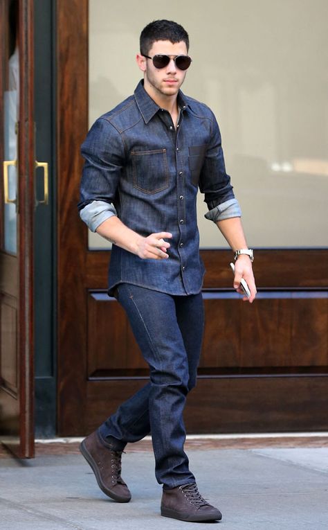 Double dark denim!  The handsome star is seen in New York City. Men Style Inspiration, Denim Outfit Men, Shirt Outfit Men, Formal Men Outfit, Western Denim Shirt, Men Fashion Casual Shirts, Stylish Men Casual, Denim Shirt Men, Mens Fashion Jeans