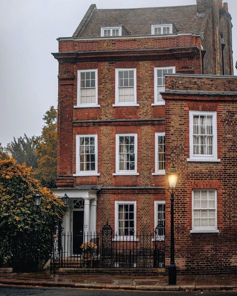 Hampstead House, English Homes, Home Decor Photography, Townhouse Exterior, Townhouse Interior, Apartment Exterior, Photography Coffee, London Vibes, Homes Exterior