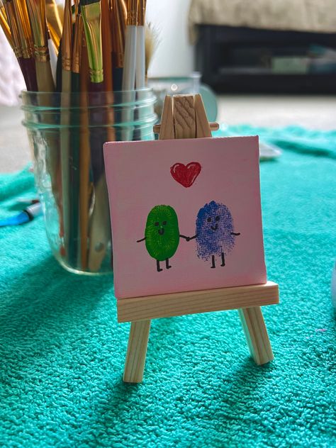 Finger Print Art Couple, Thumbprint Couple Art, Thumb Couple Painting, Couples Finger Painting, Best Friend Thumb Painting, Couple Goal Painting, Thumb Painting For Friends, Thumb Heart Painting, Hand Paintings For Couples