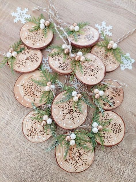 Rustic Christmas Ornaments, Home Decor Wood, Wood Burning Crafts, Christmas Wood Crafts, Wood Slice Ornament, Gift Toppers, Wood Christmas Ornaments, Christmas Ornament Crafts, Christmas Wood