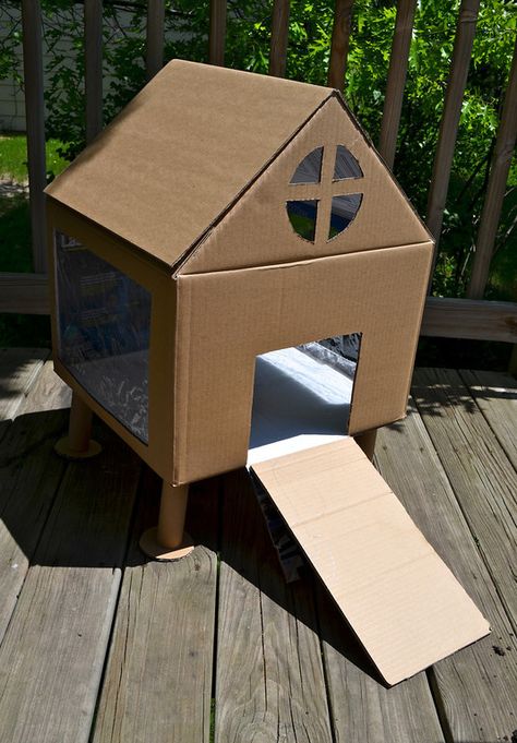 Make a cute hutch out of a cardboard box for kids to use as a little playhouse for their stuffed animals Diy Bunny Toys, Dark Rabbit, Katt Diy, Hamster Diy, Chat Diy, Cardboard Cat House, Bunny Hutch, Niche Chat, Bunny Room