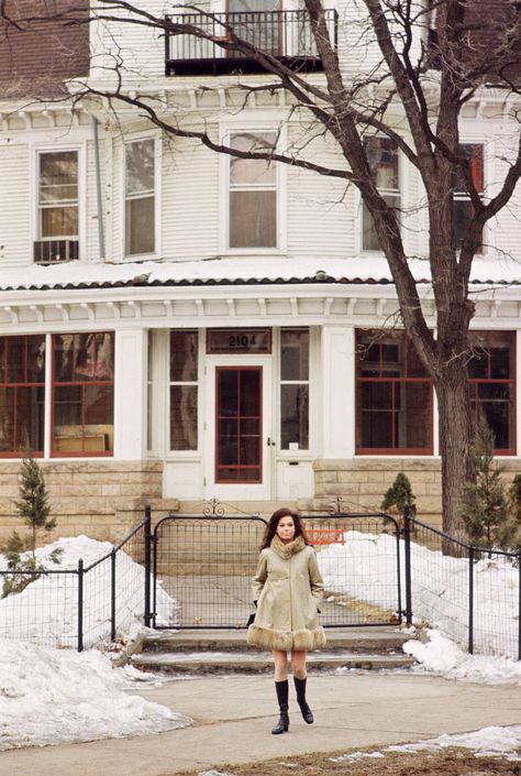 Mary Tyler Moore Show — with Mary Tyler Moore. Movie Houses, Food Simple, Mary Tyler Moore Show, Tyler Moore, Famous Houses, Minnesota Home, Mary Tyler Moore, Classic Television, Old Shows