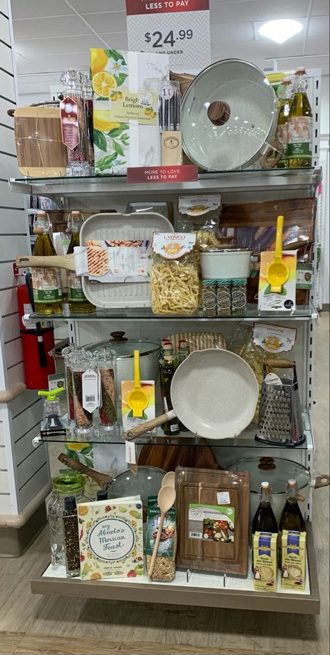 Retail Dish Display, Home Visual Merchandising, Visual Merchandising Home Decor, Produce Merchandising Ideas, Homegoods Display, Homeware Display Visual Merchandising, Homegoods Merchandising, Homegoods Endcaps, Tj Maxx Decor