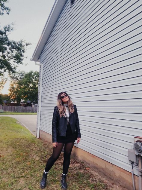 Skirt Tights, 2014 Tumblr, Fall Grunge, Plaid Skirt Outfit, Doc Martens Outfit, Doc Marten, Style 2023, White Socks, White Sock