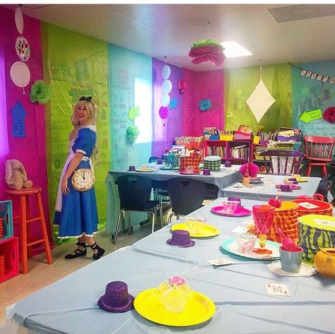 Alice in Wonderland classroom transformation!   Instagram: @hayylaylay Alice In Wonderland Classroom Transformation, Alice In Wonderland Room Transformation, Alice In Wonderland Classroom, Wonderland Classroom, Hannah Kim, Alice In Wonderland Room, Book Tasting, Dear Students, Classroom Transformation