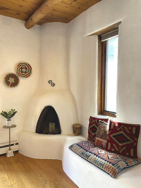 Chattadoe House - A dreamy vacation home in Taos, New Mexico. Kiva fireplace, kilim pillows, adobe, vigas ceilings Adobe Homes New Mexico, New Mexico Home Interior, Beehive Fireplace, New Mexico Style Home, New Mexico Decor, Adobe Fireplace, Southwest Living Room, Dreamy Vacation, Southwest Living