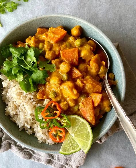 Potato, Carrot & Chickpea Curry - Monday Dreams Potato Carrot Curry, Roasted Fennel Salad, Carrot Chickpea, Veg Gravy, Carrot Curry, Crispy Quinoa, Chickpea Curry Recipe, Vegan Curry Recipes, Vegan Coleslaw